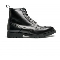 Brogue boot in calfskin with commando sole